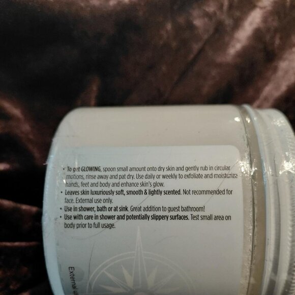 Isle Of Luxe Glowing Coconut  Body Polish 16 oz - Picture 2 of 4